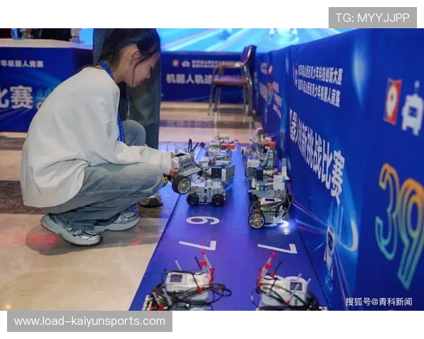 科技体育博览会展示编程机器人足球与机器人格斗等新兴项目