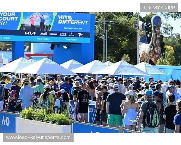 澳网正赛首日观众73235人次创纪录,墨尔本公园启动应急疏导措施 澳网正赛首日观众73235人次创纪录,墨尔本公园启动应急疏导措施