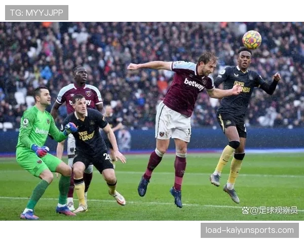 终场哨响，布伦特福德主帅弗兰克与弟子一一拥抱，确认保级成功